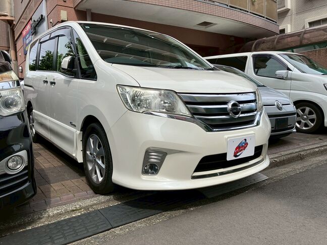 人気のセレナのホワイトカラーです。傷も少なく綺麗です。